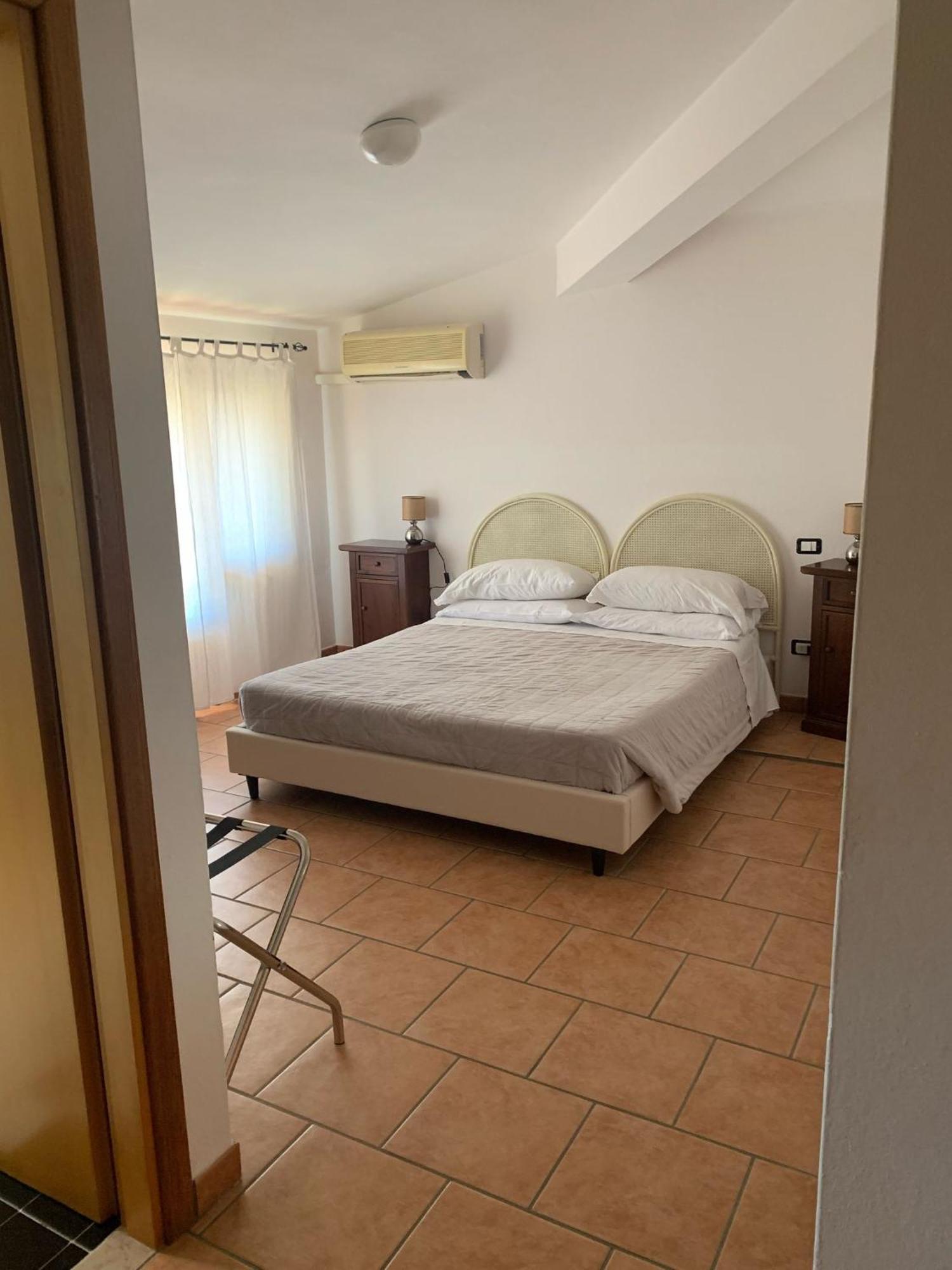 Albergo Ristorante Locanda Rosella Giba Kültér fotó